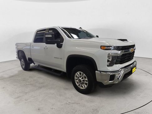 Used 2024 Chevrolet Silverado 2500 LT AWD/4WD image 3