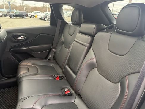 Used 2019 Jeep Cherokee Trailhawk image 28