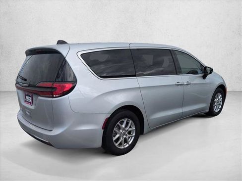 Used 2024 Chrysler Pacifica Touring-L image 5