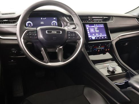 Used 2024 Jeep Grand Cherokee Altitude RWD image 2