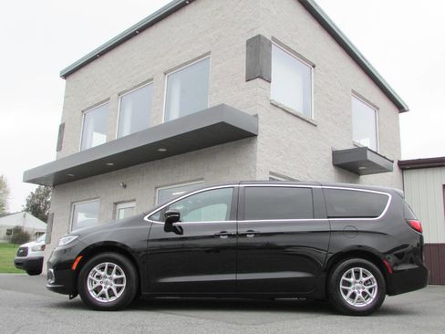 Used 2025 Chrysler Pacifica Select FWD image 2