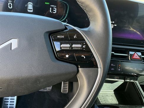 Used 2023 Kia Niro SX Touring image 17