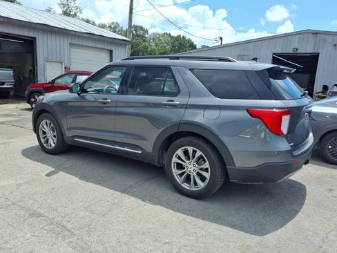 Used 2022 Ford Explorer XLT w/ Equipment Group 202A RWD image 3