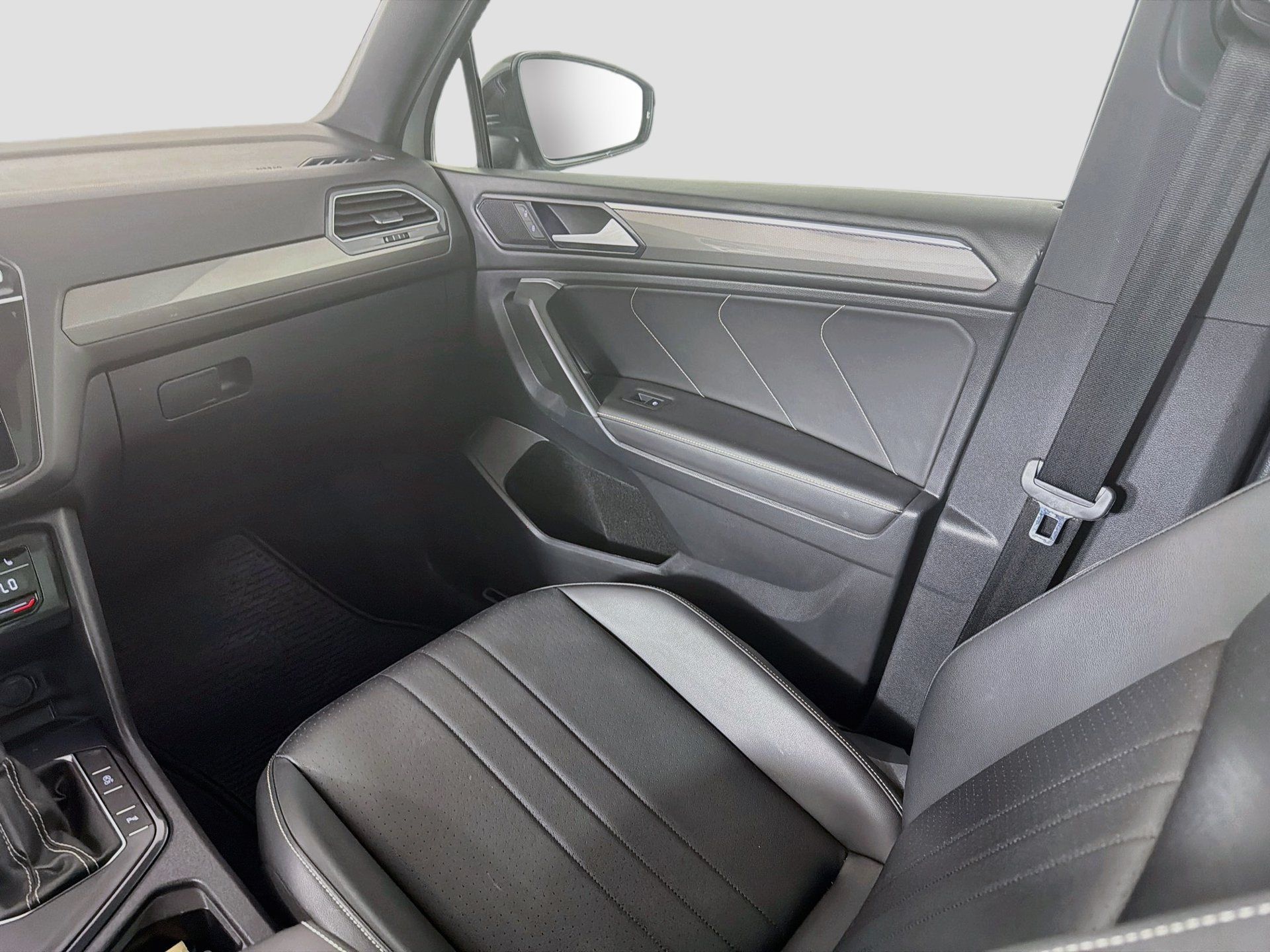 Used 2023 Volkswagen Tiguan SE R-Line FWD image 21