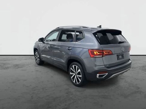 Used 2024 Volkswagen Taos SE FWD image 2