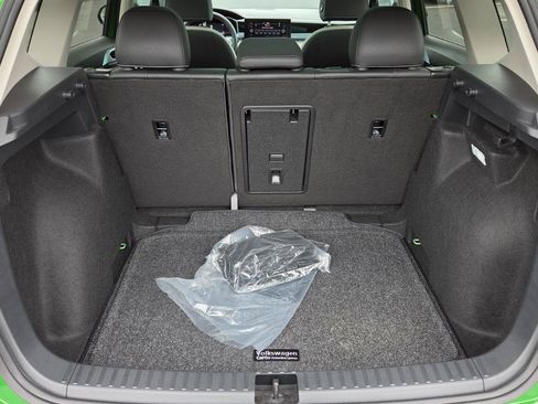 Certified 2025 Volkswagen Taos SE w/ Panoramic Sunroof Package FWD image 56