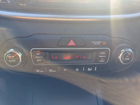 Used 2019 Kia Sorento LX image 28