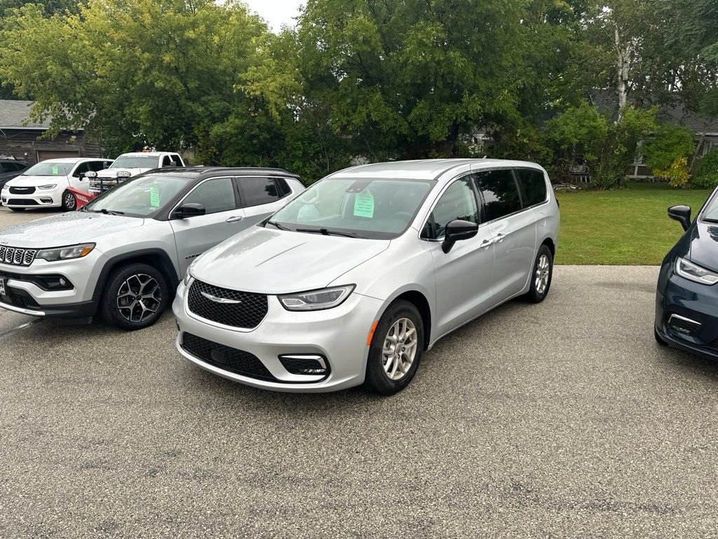 Used 2024 Chrysler Pacifica Touring-L FWD image 1
