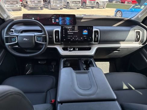 Used 2025 Ford Expedition Active RWD image 6