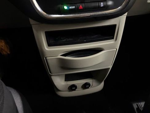 Used 2018 Dodge Grand Caravan SE w/ UConnect Hands-Free Group image 40