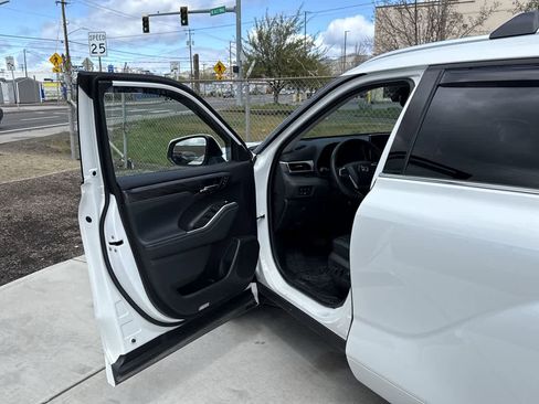 Used 2023 Toyota Highlander Platinum image 10