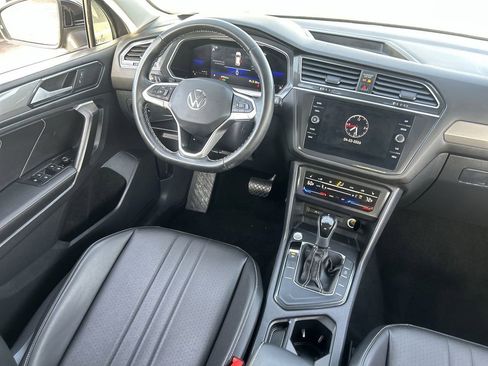 Used 2023 Volkswagen Tiguan SE w/ Panoramic Sunroof Package FWD image 11
