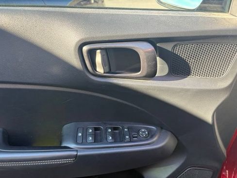 Certified 2024 Hyundai Venue Limited FWD image 11