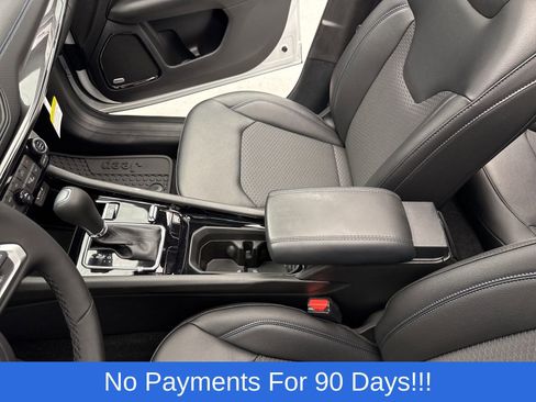 New 2025 Jeep Compass Latitude w/ Sun & Sound Group AWD/4WD image 28
