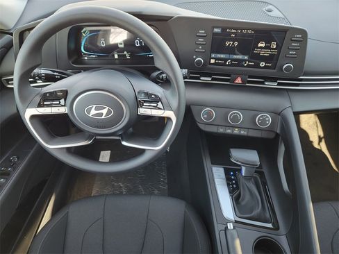 New 2025 Hyundai Elantra SE image 25