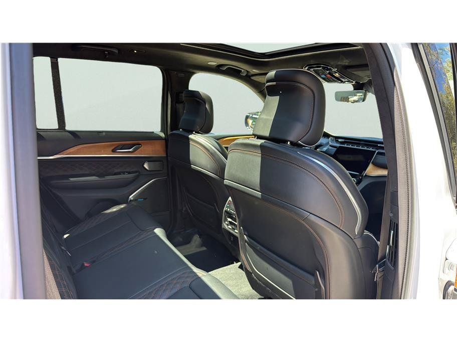Used 2022 Jeep Grand Cherokee Summit AWD/4WD image 16