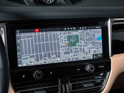 Certified 2025 Porsche Macan AWD/4WD image 21