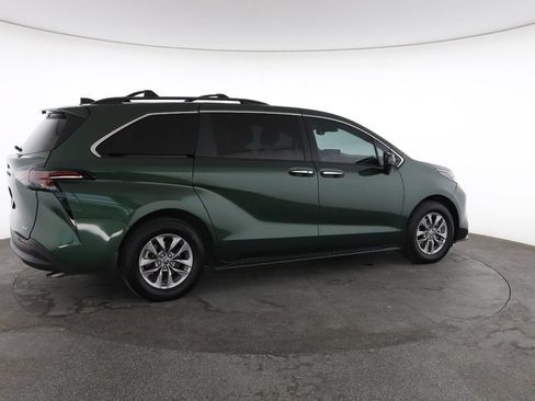 Used 2025 Toyota Sienna XLE FWD image 13