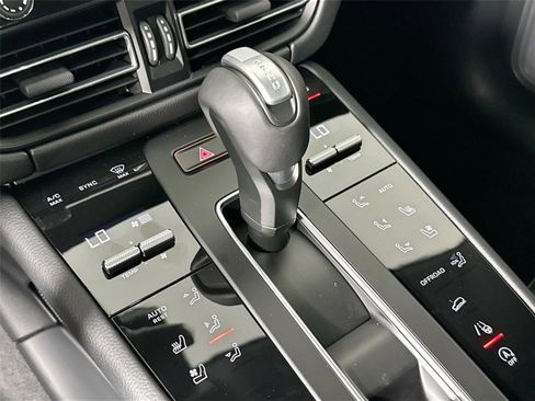 Certified 2026 Porsche Macan AWD/4WD image 34