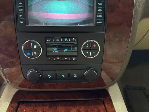 Used 2011 Chevrolet Avalanche LTZ RWD image 11
