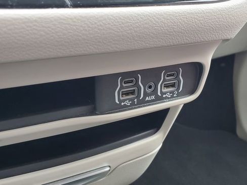 Certified 2024 Chrysler Pacifica Touring-L image 18