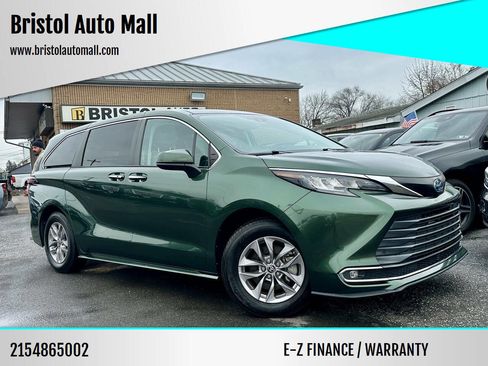 Used 2022 Toyota Sienna XLE image 1