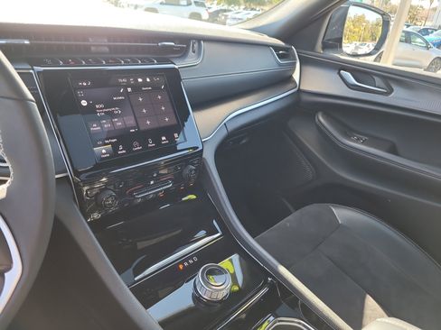 Used 2023 Jeep Grand Cherokee L Laredo image 25