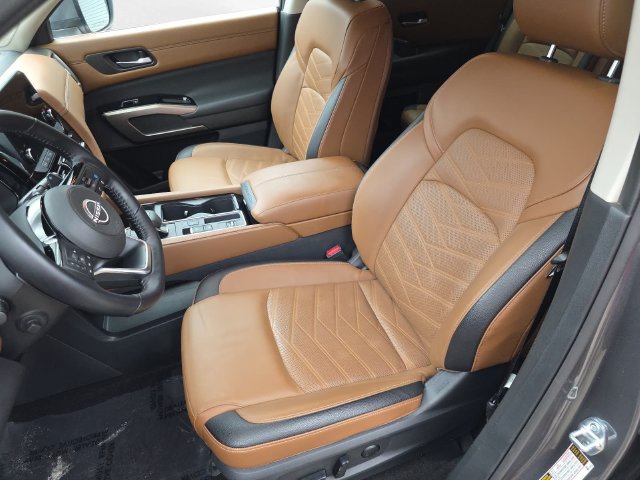 Used 2025 Nissan Pathfinder Platinum FWD image 15