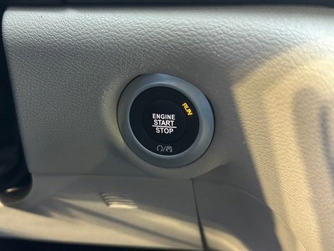 Used 2024 Chrysler Pacifica Touring-L image 38