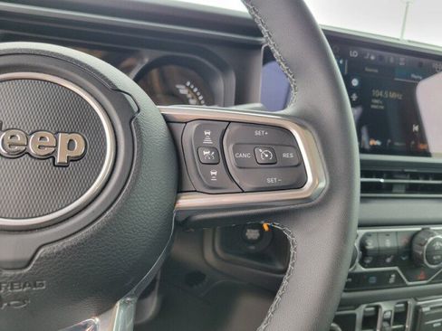 Used 2025 Jeep Wrangler Unlimited Sahara AWD/4WD image 13