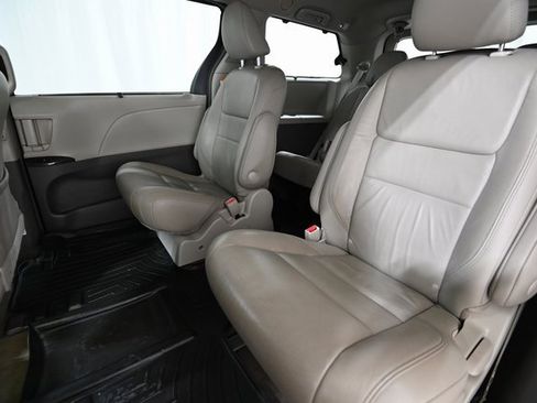 Used 2018 Toyota Sienna XLE Premium image 9