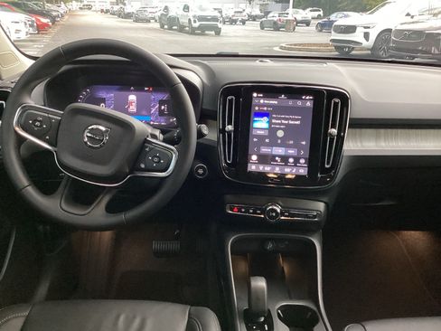 Certified 2026 Volvo XC40 B4 Core FWD image 18