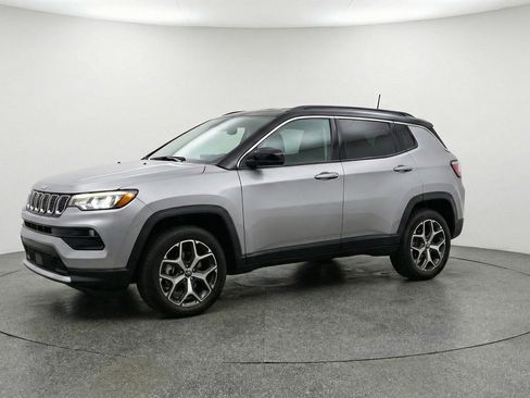 Used 2025 Jeep Compass Limited image 3
