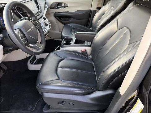 Used 2023 Chrysler Pacifica Touring-L FWD image 8