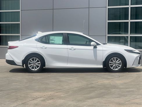 Used 2025 Toyota Camry LE image 3