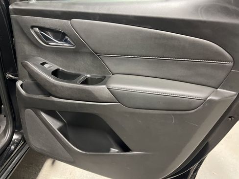 Used 2023 Chevrolet Traverse LT image 12