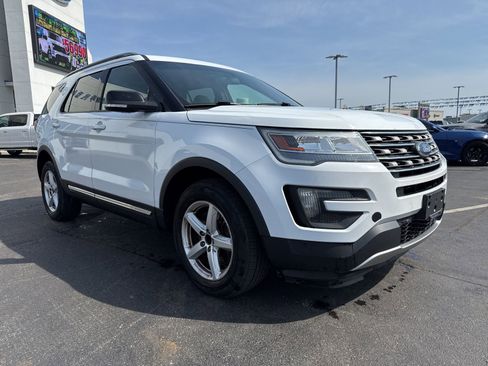 Used 2016 Ford Explorer XLT image 3