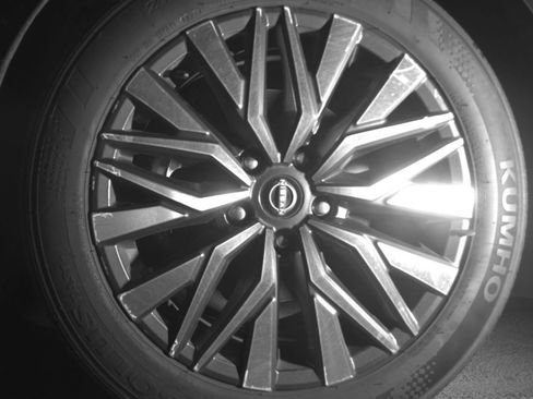 Used 2025 Nissan Altima 2.5 SV FWD image 12