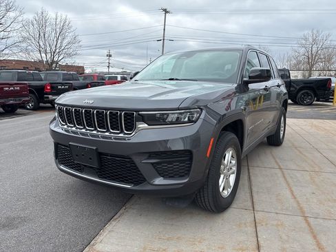 Used 2023 Jeep Grand Cherokee Laredo AWD/4WD image 7