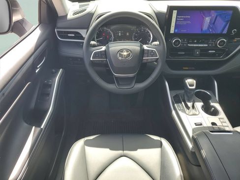 Used 2025 Toyota Highlander XLE FWD image 12