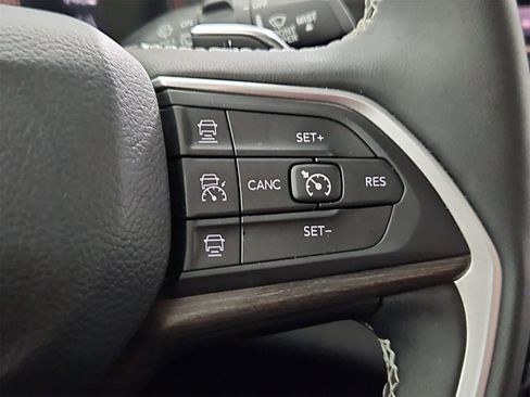 Used 2023 Jeep Grand Cherokee Limited image 26