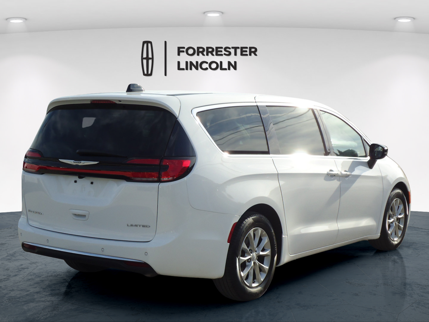 Used 2026 Chrysler Pacifica Limited FWD image 3