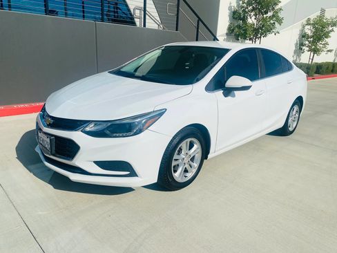 Used 2018 Chevrolet Cruze LT FWD image 2