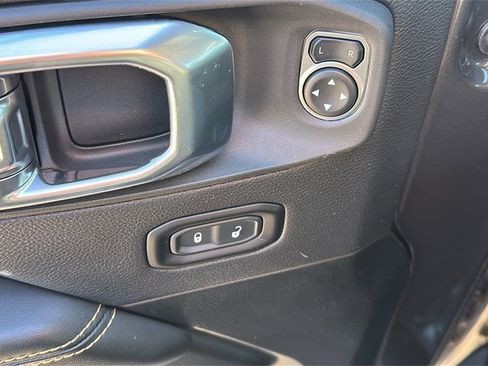 Used 2025 Jeep Wrangler Sahara image 13