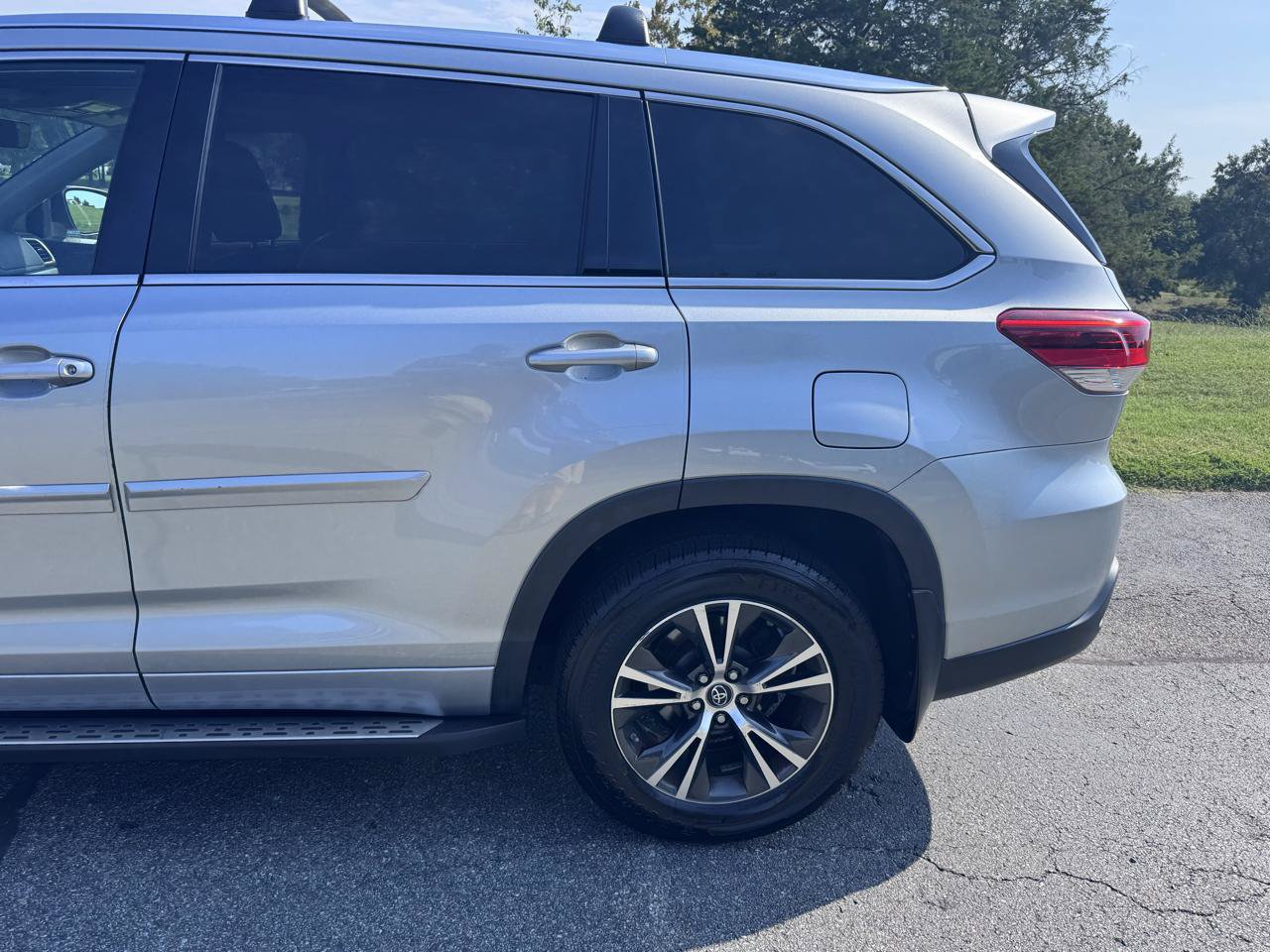 Used 2018 Toyota Highlander XLE AWD/4WD image 10