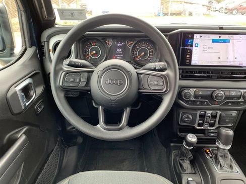 Used 2025 Jeep Gladiator Sport image 17