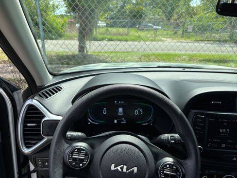 Used 2025 Kia Soul LX w/ LX Technology Package FWD image 32