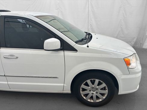 Used 2016 Chrysler Town & Country Touring w/ Driver Convenience Group FWD image 7
