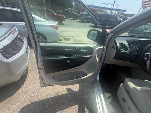 Used 2012 Chrysler Town & Country Touring-L w/ Entertainment Group #2 FWD image 11