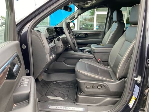 Used 2025 Chevrolet Suburban Premier RWD image 16